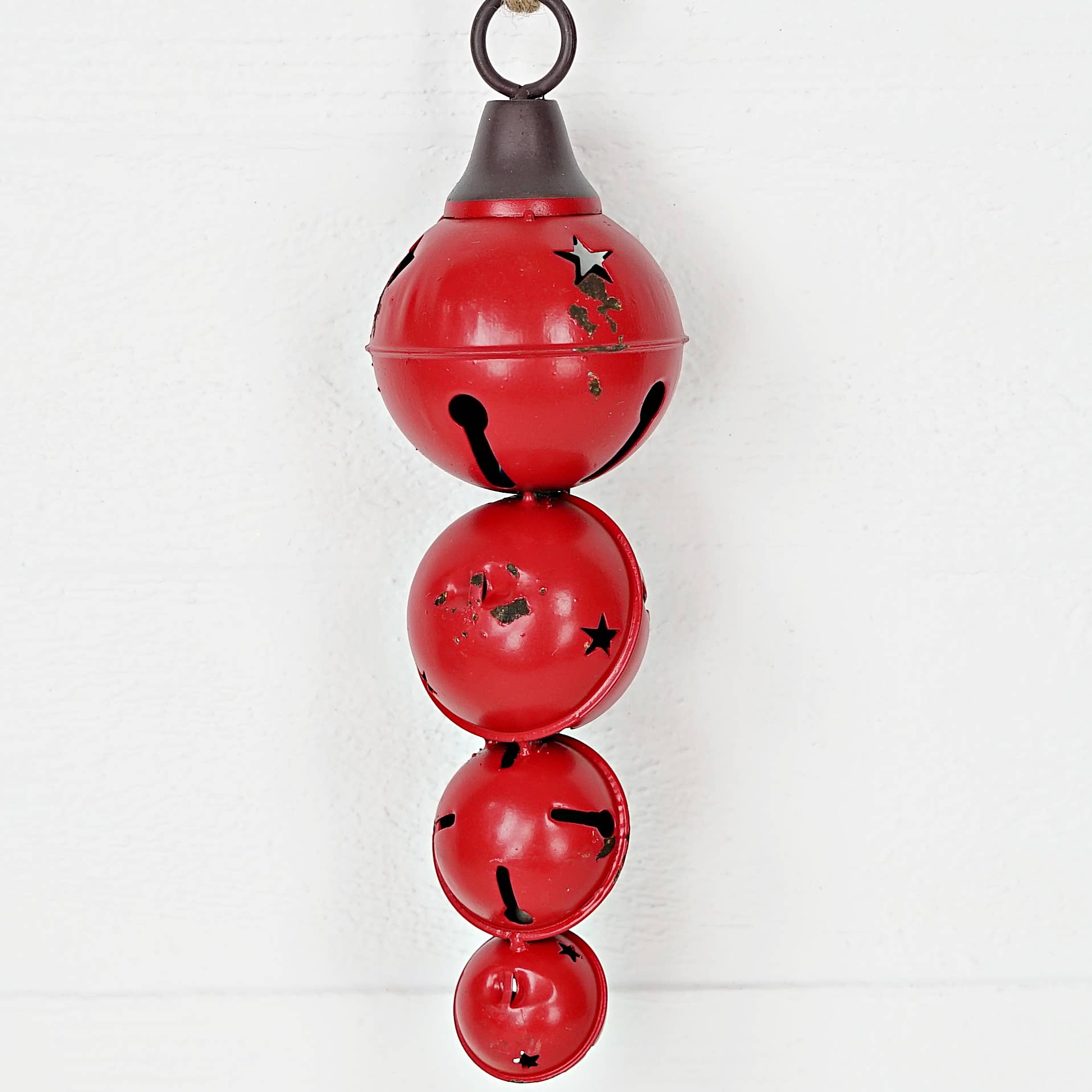 M10819- 13.5inL Distressed Metal 4 Bells Strand-Red-