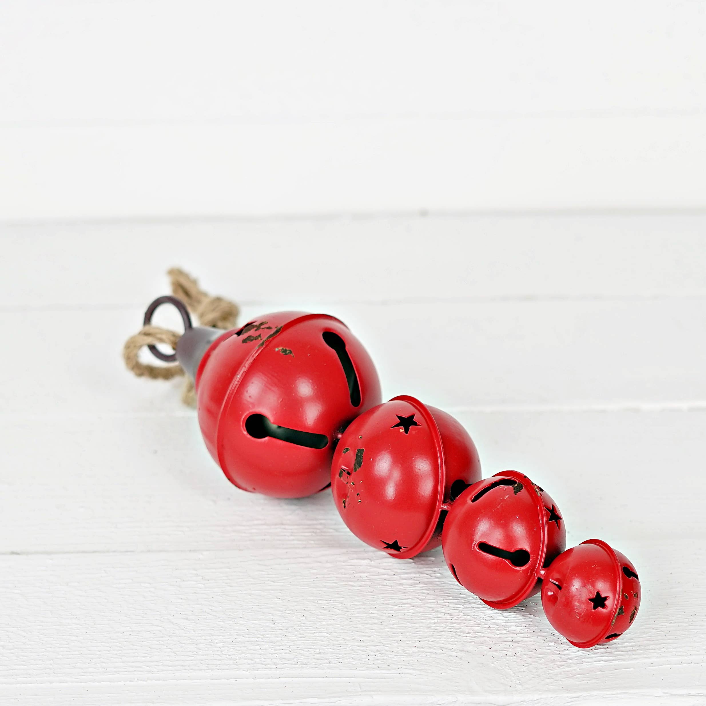 M10819- 13.5inL Distressed Metal 4 Bells Strand-Red-